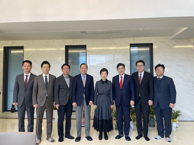 박근혜(왼쪽 다섯 번째) 전 대통령이 3일 대구 달성 사저에서 권영세(〃 네 번째) 국민의힘 비상대책위원장을 비롯한 당 지도부와 환담을 갖고 기념 촬영을 하고 있다. 사진 제공=국민의힘