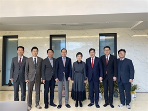 與, 朴 만나 결속 다졌지만…등 돌리는 중도층