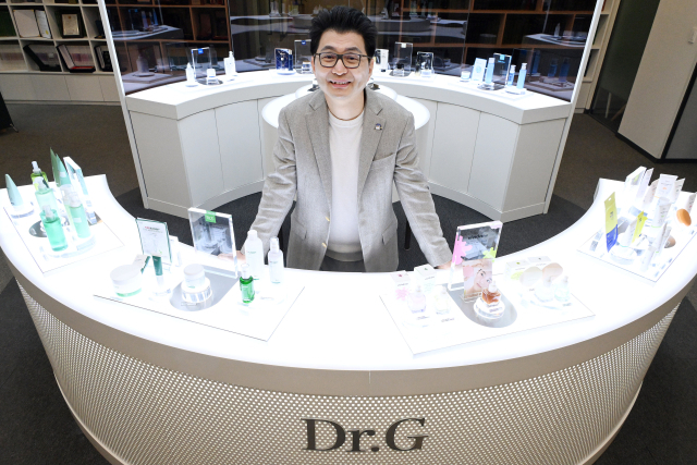 이주호 고운세상코스메틱 대표가 인터뷰를 마친 후 포즈를 취하고 있다. 성남=오승현 기자