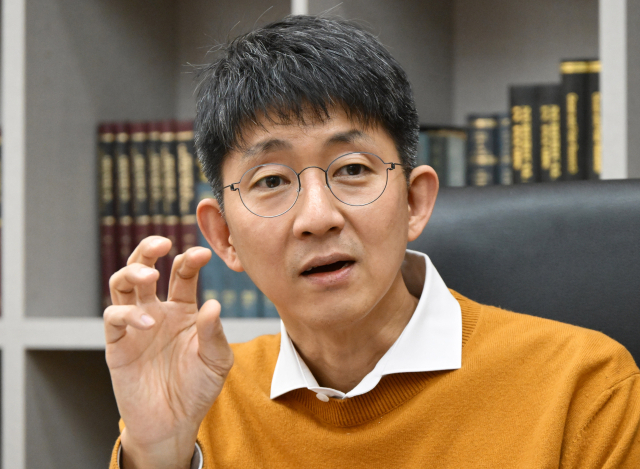 우종훈 서울대 조선해양공학과 교수가 3일 서울경제신문과의 인터뷰에서 “미국이 함정·상선 수에서 수년 내에 중국에 절대 열위에 놓이는 것을 모면하기 위해 한미 조선 협력을 절실히 원하고 있다”고 설명하고 있다. 성형주 기자