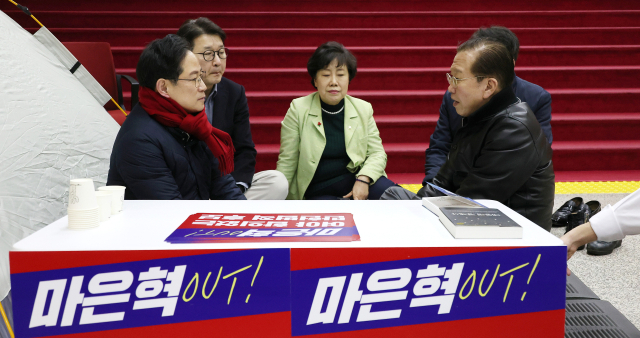권영세(오른쪽) 국민의힘 비상대책위원장이 2일 서울 여의도 국회 로텐더홀에서 마은혁 헌법재판관 추가 임명에 반대하며 단식 농성 중인 박수영(왼쪽) 의원을 만나고 있다. 연합뉴스