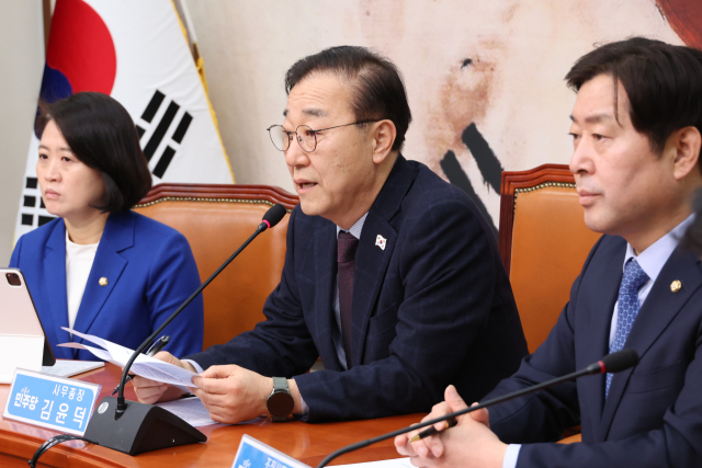 김윤덕(가운데) 더불어민주당 사무총장이 3일 서울 여의도 국회에서 명태균 게이트 등 현안과 관련한 기자 간담회를 하고 있다. 연합뉴스