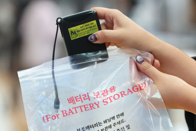 인천국제공항공사가 지난 1일부터 시행된 보조배터리 기내반입 신규 절차에 따른 혼선을 최소화하기 위해 현장 안내 캠페인을 실시했다고 2일 밝혔다. 연합뉴스