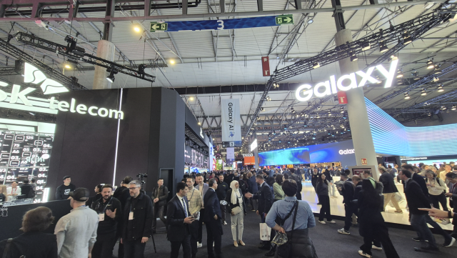삼성부스로 달려간 유영상……AI·XR 협업 두고 ‘무한’ 질문세례 [MWC 2025]