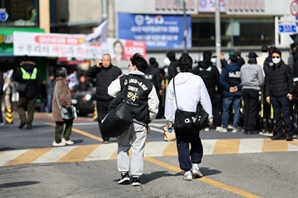 "尹 탄핵재판 불공정해"… 2030 반탄 보수는 왜 길거리로 나왔나