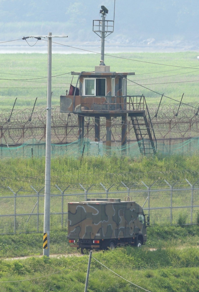 경기 파주시 접경지역에서 이동식 확성기로 추정되는 트럭이 철책을 따라 이동하고 있다. 뉴스1