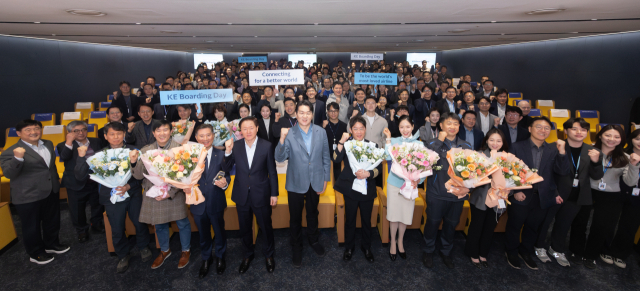 조원태(왼쪽 일곱 번째) 한진그룹 회장이 4일 ‘보딩데이(Boarding Day)’ 행사에 참석한 임직원들과 기념 사진을 촬영하고 있다. 사진 제공=대한항공