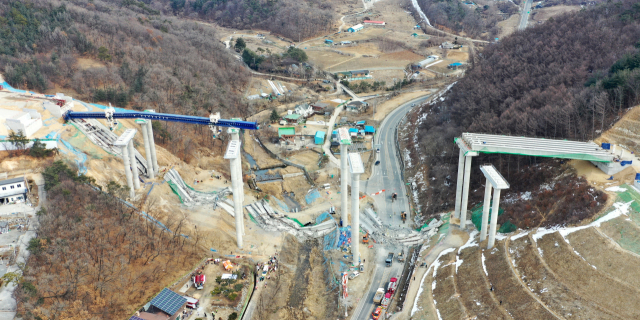 지난 25일 경기도 안성시 서운면 서울-세종고속도로 다리 건설현장에서 교량이 붕괴된 모습이 보이고 있다. 뉴스1