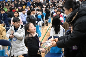 '이제 초등학생이에요'…책 선물 받는 신입생들