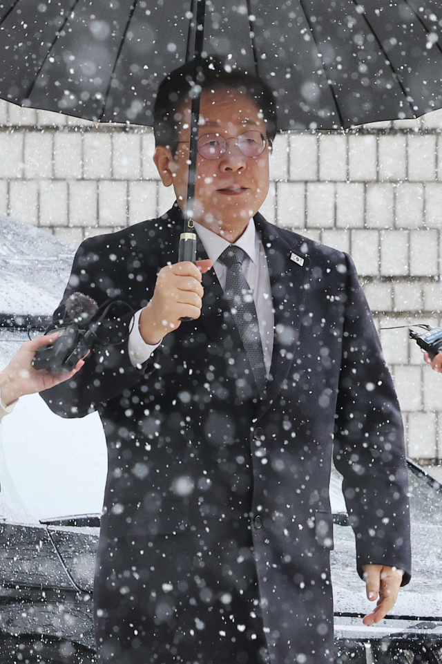 이재명 더불어민주당 대표가 4일 서울중앙지법에서 열린 대장동·백현동·위례신도시 개발 비리 및 성남FC 후원금 의혹 사건 1심 속행공판에 출석하고 있다. 연합뉴스