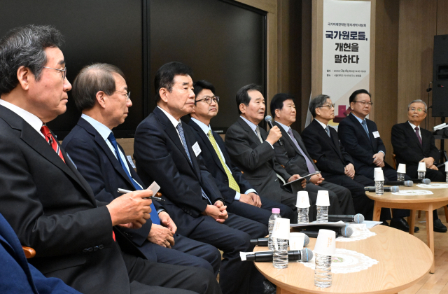 4일 서울 관악구 서울대학교에서 열린 국가미래전략원 정치개혁 대담회 '국가 원로들 개헌을 말하다'에서 주요 참석자들이 토론을 이어가고 있다. 조태형 기자 2025.03.04