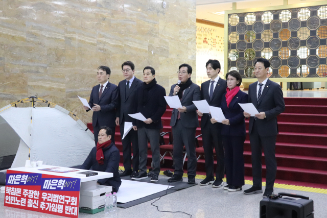 국민의힘 소속 국회 기획재정위원들이 4일 마은혁 헌법재판관 후보자 임명에 반대하며 단식 농성 중인 같은 당 간사 박수영 의원을 격려 방문했다. 송언석 기재위원장실 제공