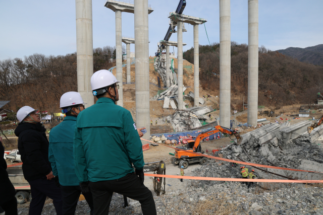 소방대원들이 지난달 25일 경기 안성시 서운면 산평리 서울세종고속도로 공사장 교량 붕괴 사고현장에서 구조작업을 펼치고 있다. 뉴스1