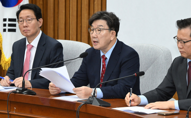 권성동(가운데) 국민의힘 원내대표가 4일 국회에서 열린 원내대책회의에서 현안에 관해 발언하고 있다. 오승현 기자