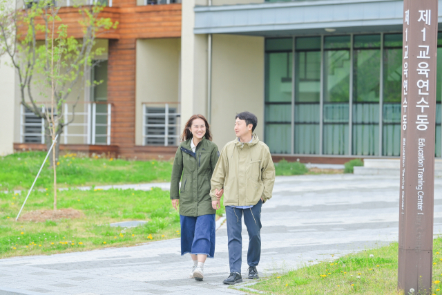 숲쉼숲담 가든스테이에 참여한 부부가 산책을 하고 있다. 사진제공=한국수목원정원관리원