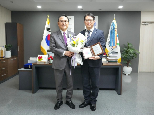 유창훈(오른쪽) 삼환기업 대표이사가 지난 4일 충남 천안시청에서 박상돈 천안시장으로부터 시정발전 유공시민 표창을 받고 기념촬영을 하고 있다. 사진 제공=SM그룹