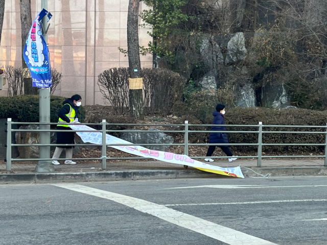 불법 현수만을 수거하는 용인시 관계자. 사진 제공 = 용인시