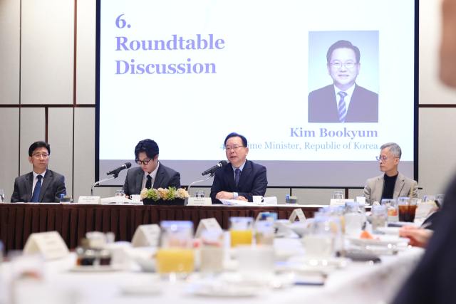 김부겸(오른쪽 두번째) 전 국무총리가 5일 서울 용산구 그랜드하얏트 호텔에서 열린 주한미국상공회의소(암참) 간담회에서 발언하고 있다. 사진제공=암참