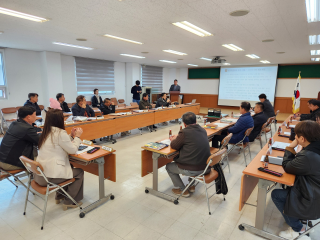 5일 경기 남양주시가 주민들과 상수원보호구역 규제 개선 헌법소원 추진 경과를 공유하고 있다. 사진 제공=남양주시