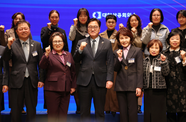 우원식(왼쪽 세번째) 국회의장이 5일 서울 중구 대한상공회의소에서 열린 대한상의 여성기업위원회 창립 총회에 참석해 여성 최고경영자들과 파이팅을 외치고 있다. 연합뉴스