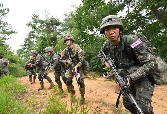 2024년 7월 충북 괴산 육군학생군사학교에서 한국과 미국의 ROTC 후보생들이 함께 훈련하고 있다. 뉴스1