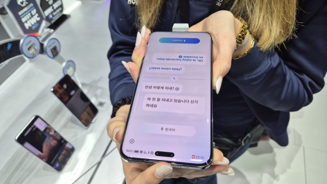 5일(현지시간) 스페인 바르셀로나에서 열린 MWC 2025의 아너 부스에서 ‘아너 매직7 프로’의 실시간 통역 기능을 통해 스페인인 직원과 대화하는 모습. 김윤수 기자