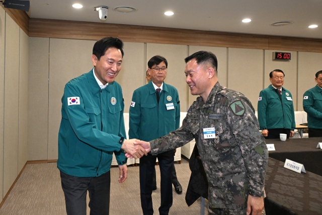 오세훈(왼쪽) 서울시장이 통합방위회의 참석자들과 악수를 하고 있다. 사진제공=서울시