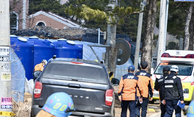 한미 연합훈련 중 공군 전투기의 공대지 폭탄 오발 사고로 7명이 중경상을 입고, 교회 1동과 가옥 2채가 파손됐다. 6일 포탄에 의해 파손된 경기 포천시 이동면의 한 민가에서 군경소방 등 관계당국이 현장을 통제하고 있다. 포천=오승현 기자