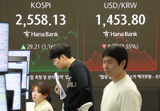 5일 오후 서울 중구 하나은행 본점 딜링룸 현황판에 코스피, 원/달러 환율이 표시돼 있다. 연합뉴스