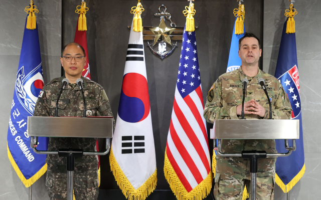 이성준 합동참모본부 공보실장과 라이언 도널드 한미연합사 공보실장이 6일 서울 용산구 합동참모본부에서 열린 2025년 한미연합연습 ‘자유의 방패’(FS) 공동 브리핑에서 연합연습 계획을 발표하고 있다. 연합뉴스