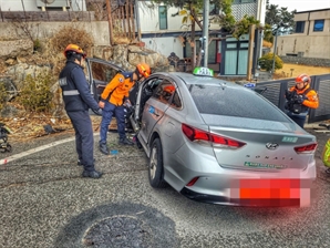 [속보] 울산서 택시가 담벼락 들이받아 4명 심정지·1명 중상