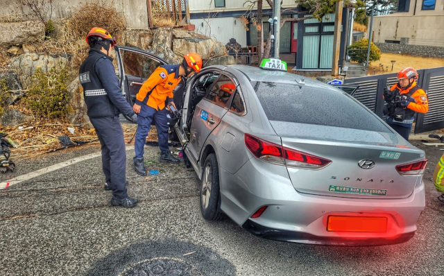 6일 낮 울산 울주군 서생면에서 70대 운전자가 몰던 택시가 담벼락을 들이받는 사고가 발생했다. 사진제공=울산소방본부