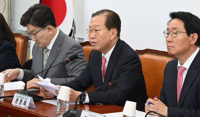 권영세(가운데) 국민의힘 비상대책위원장이 6일 국회에서 열린 비대위회의에 참석해 현안에 관해 발언하고 있다. 오승현 기자