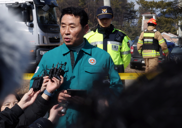 백영현 포천시장이 6일 경기 포천시 이동면 노곡리의 한 민가에서 발생한 포탄 오발사고 관련 입장을 밝히고 있다. 뉴스1.