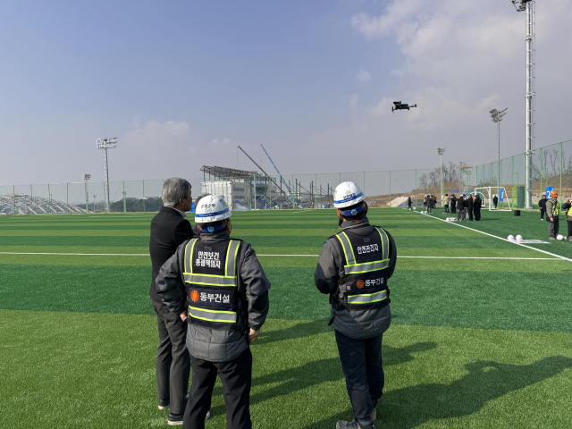 동부건설 직원이 6일 대한민국 축구종합센터 신축공사 현장에서 드론 비행을 시연하고 있다. 사진제공=동부건설