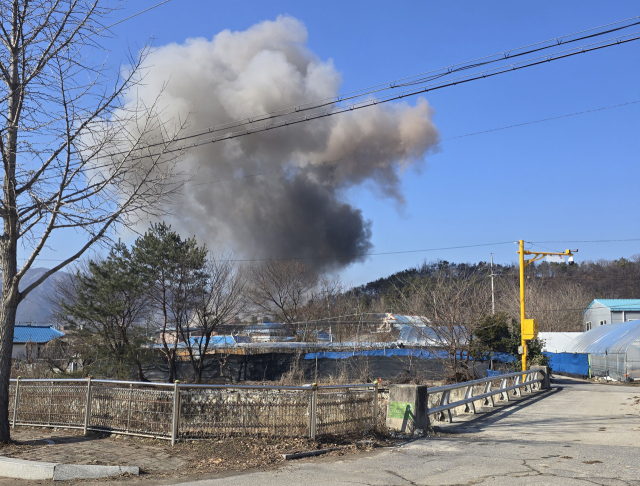 포천 민가에 폭탄 오발사고 (서울=연합뉴스) 6일 경기도 포천시 이동면 노곡리에서 공군 전투기 민가 오폭 사고가 발생해 사고 현장에서 연기가 피어오르고 있다. 2025.3.6 [독자 제공. 재판매 및 DB금지] photo@yna.co.kr (끝) <저작권자(c) 연합뉴스, 무단 전재-재배포, AI 학습 및 활용 금지>