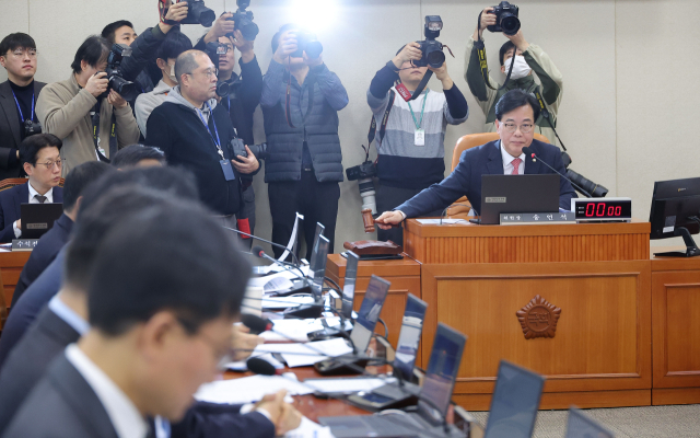 지난달 18일 국회에서 열린 기획재정위원회 전체회의에서 송언석 위원장이 의사봉을 두드리고 있다. 연합뉴스