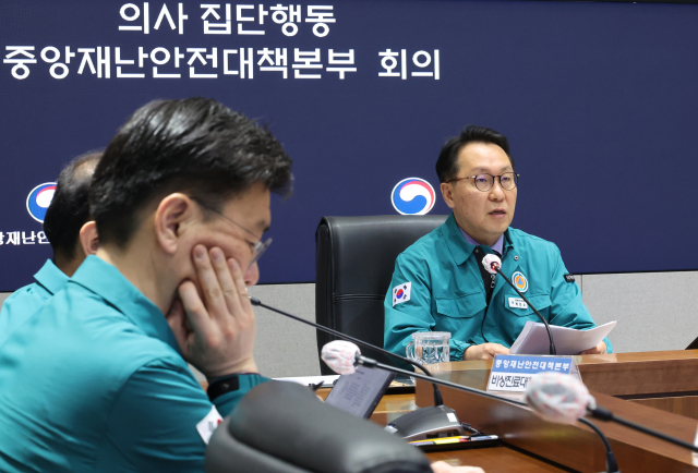 보건복지부 박민수 차관이 6일 서울 종로구 정부서울청사 상황실에서 열린 의사 집단행동 중앙재난안전대책본부 회의를 주재하고 있다. 연합뉴스