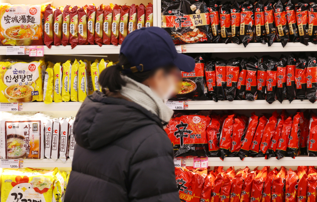 서울 시내 한 편의점에 6일 신라면이 진열돼 있다. 연합뉴스