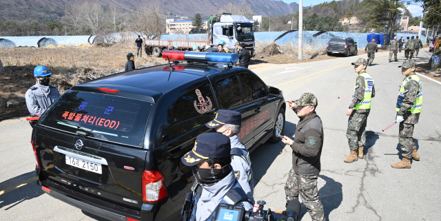 한미 연합훈련 중 공군 전투기의 공대지 폭탄 오발 사고가 발생한 6일 경기 포천시 이동면의 한 마을에서 공군 폭발물처리반(EOD)이 사고 현장으로 향하고 있다. 포천=오승현 기자