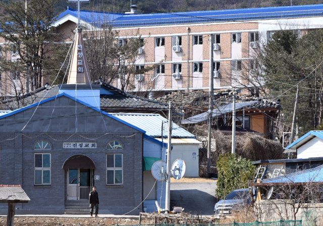 6일 전투기 오폭 사고로 손상된 민가와 군 시설. 오승현기자