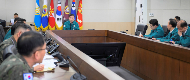 김선호(가운데) 국방장관 직무대행과 군 관계자들이 7일 포천 오폭 사건에 관한 대책회의를 열고 재발방지책을 논의하고 있다. 사진제공=국방부