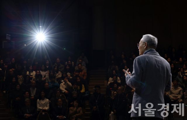 유인촌 문화체육관광부 장관이 7일 서울 중구 국립극장 하늘극장에서 열린 국립예술단체 청년 교육단원 통합 발대식에서 축사하고 있다. 사진 제공=문체부