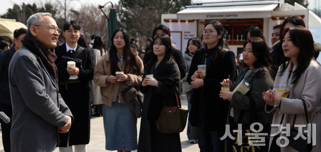 유인촌 문화체육관광부 장관이 7일 서울 중구 국립극장 하늘극장에서 열린 국립예술단체 청년 교육단원 통합 발대식 행사를 마치고 청년들과 이야기를 나누고 있다. 사진 제공=문체부