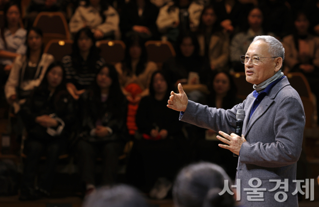 유인촌 문화체육관광부 장관이 7일 서울 중구 국립극장 하늘극장에서 열린 국립예술단체 청년 교육단원 통합 발대식에서 축사하고 있다. 사진 제공=문체부