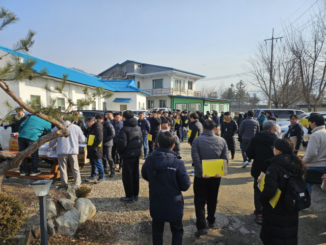 7일 오전 전투기 오폭 사고 현장에 투입된 포천시 공직자. 사진 제공=포천시