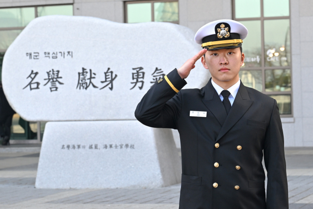 할아버지, 외할아버지, 아버지로부터 군인의 피를 이어받은 주민서 해군소위는 7일 해군장교로 임관했다. 사진제공=해군