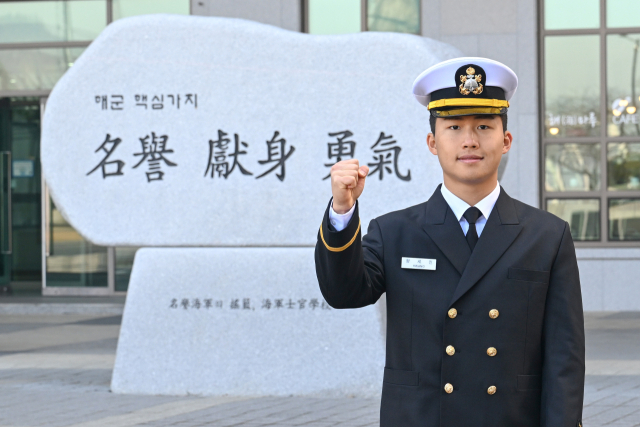 2년 전 임관한 황세은 해군중위에 이어 장교로 임관한 황세진 해군소위. 사진제공=해군