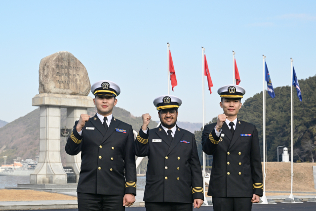 7일 제79기 해군사관생도를 졸업한 아사노브 엘누르(왼쪽부터), 알하르비 모하메드 야히아 H, 트란 딩도안 사관생도. /사진제공=해군