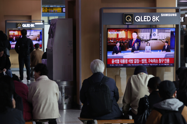 법원이 윤석열 대통령의 구속 취소 청구를 인용한 7일 서울역 대합실에서 시민들이 관련 뉴스를 시청하고 있다. 연합뉴스